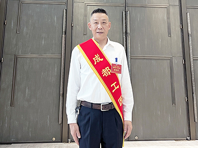 E:2023.66.28【工匠精神】千淘万漉虽辛苦，吹尽狂沙始到金——“成都工匠”  薛刚官网“成都工匠”薛刚.jpg