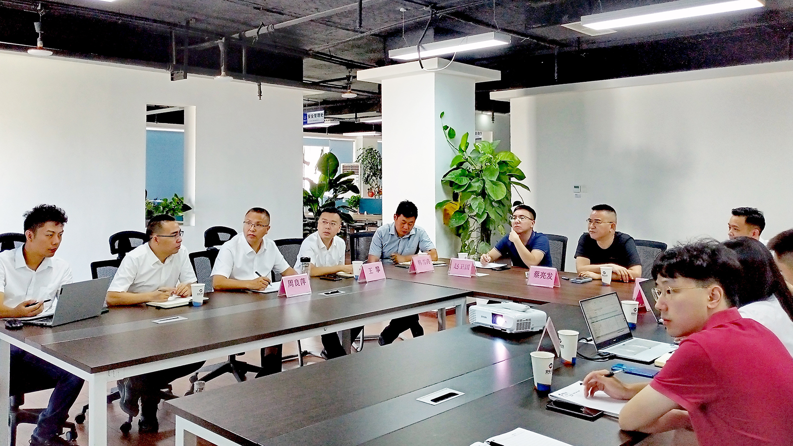 富临运业总经理蔡亮发一行到彤熙商贸公司检查指导工作